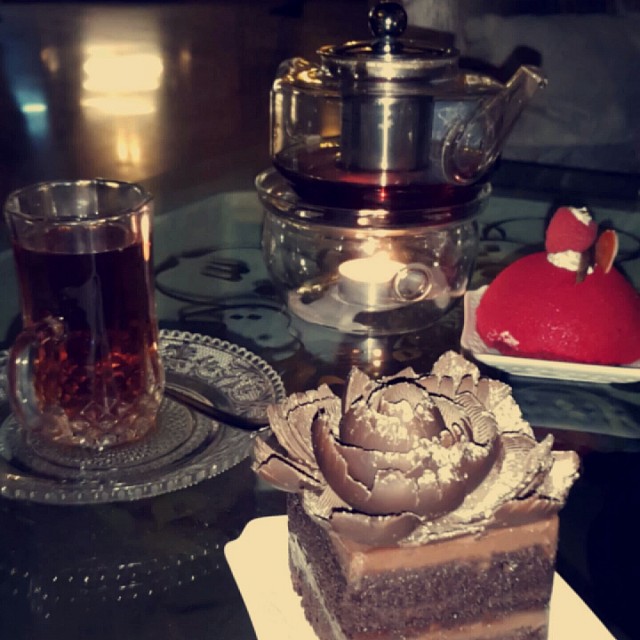 Red velvet and chocolate cake 🍰 with pomegranate vanilla tea 🍵