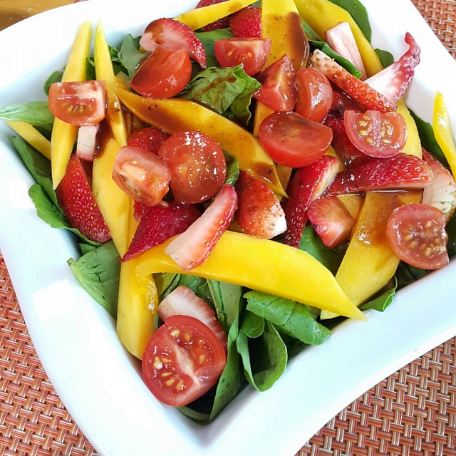 gargeer fusion #salad  + Pomegranate souce
#Strawberry #Mango#gargeer #tomato