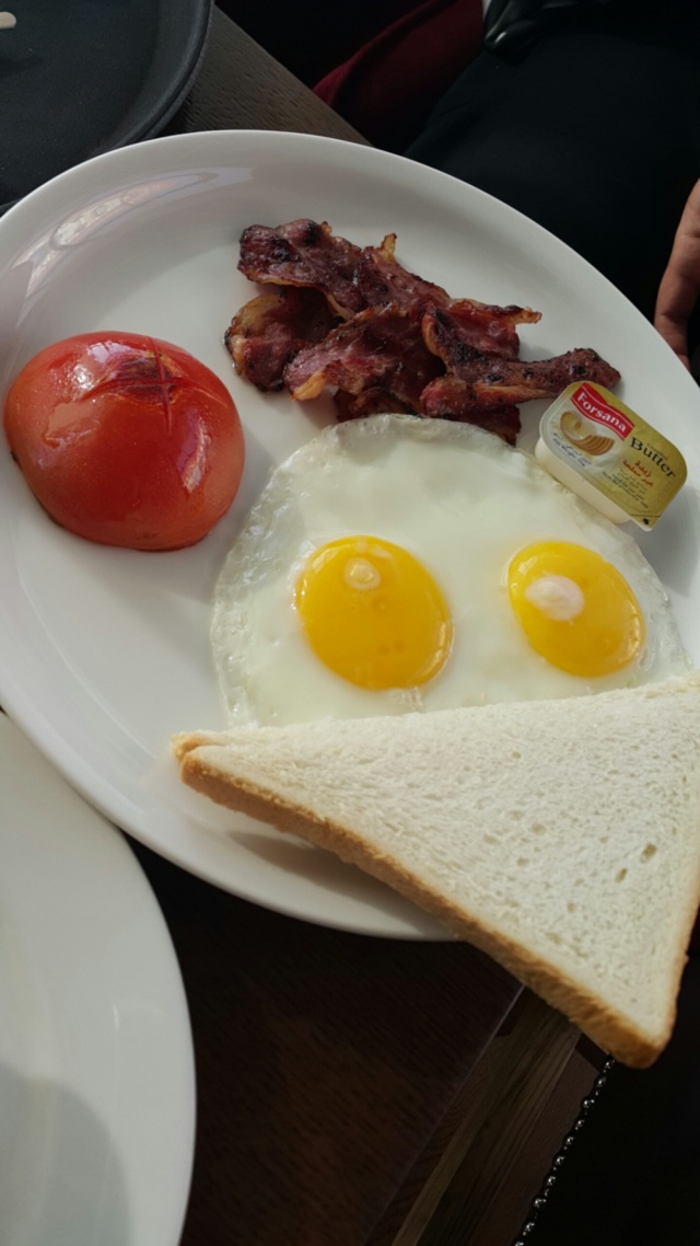 fried eggs with bacon @ غلوريا جينز كوفيز - البحرين