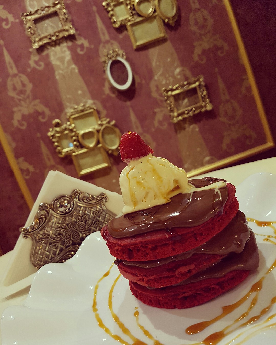 #redvelvet #pancakes #icecream #dessert #sweet @ ديكوريتنق ميموريز - البحرين