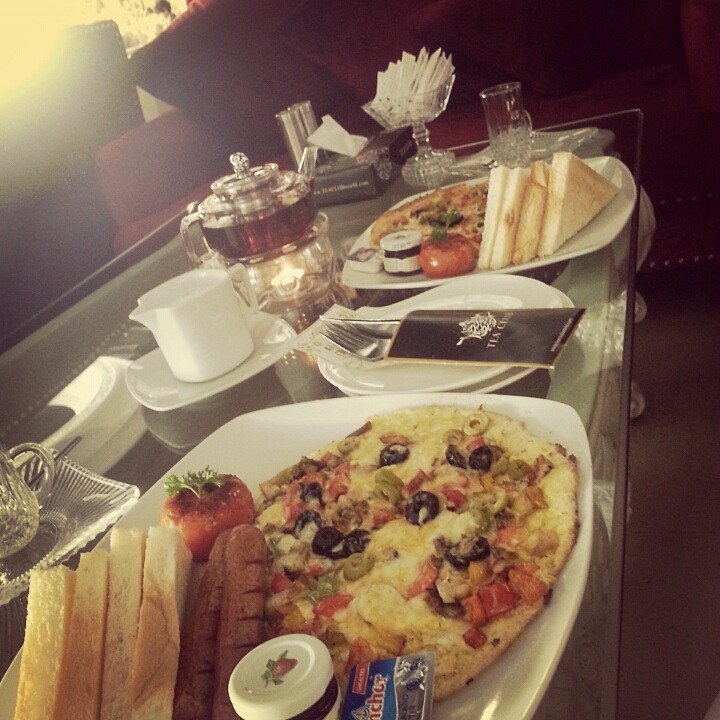 Spinsh breakfast with Irish tea :) @ تي كلوب - البحرين