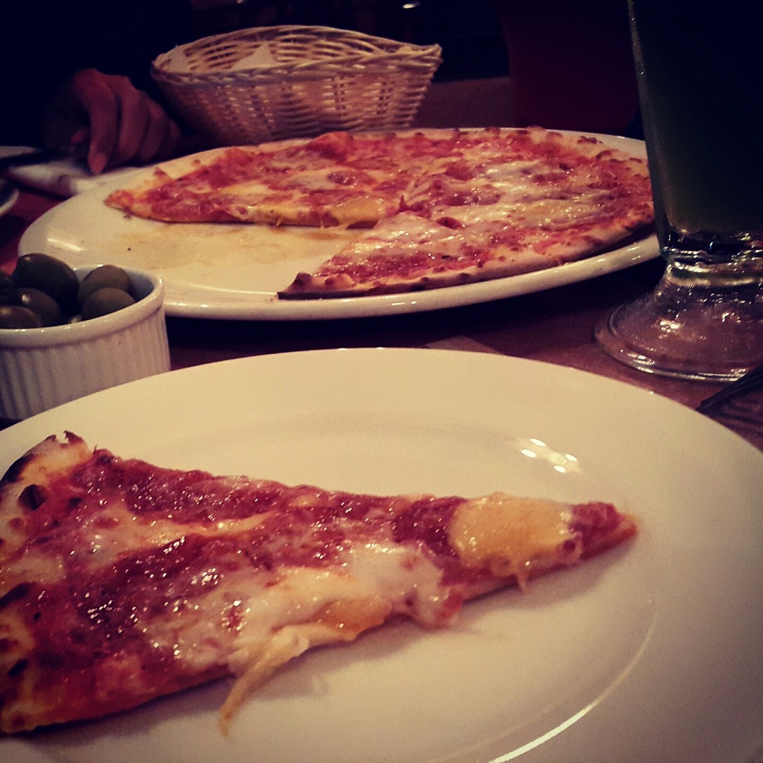 مطعم ايطالي ممتاز جدا 👌👌👍 و البيتزا لذيذة ومميزه و خفيفة عالمعدة 😋🍕 @ Casereccio - Bahrain