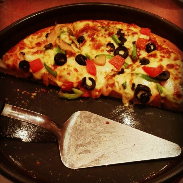 Thick pan vegetable pizza @ بيتزا هت - البحرين