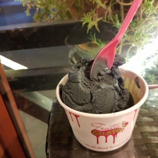 I had their cookies ice cream just for the colour it self and the flavour was also nice, another positive side is that the place is really nice you can chill with family and friends. What I didn't like about them is that their prices are too high, the weight the frozen yogurt and it's too much comparing to other places.