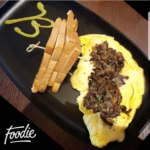 Omlette with cheese & Sauteed mushroom