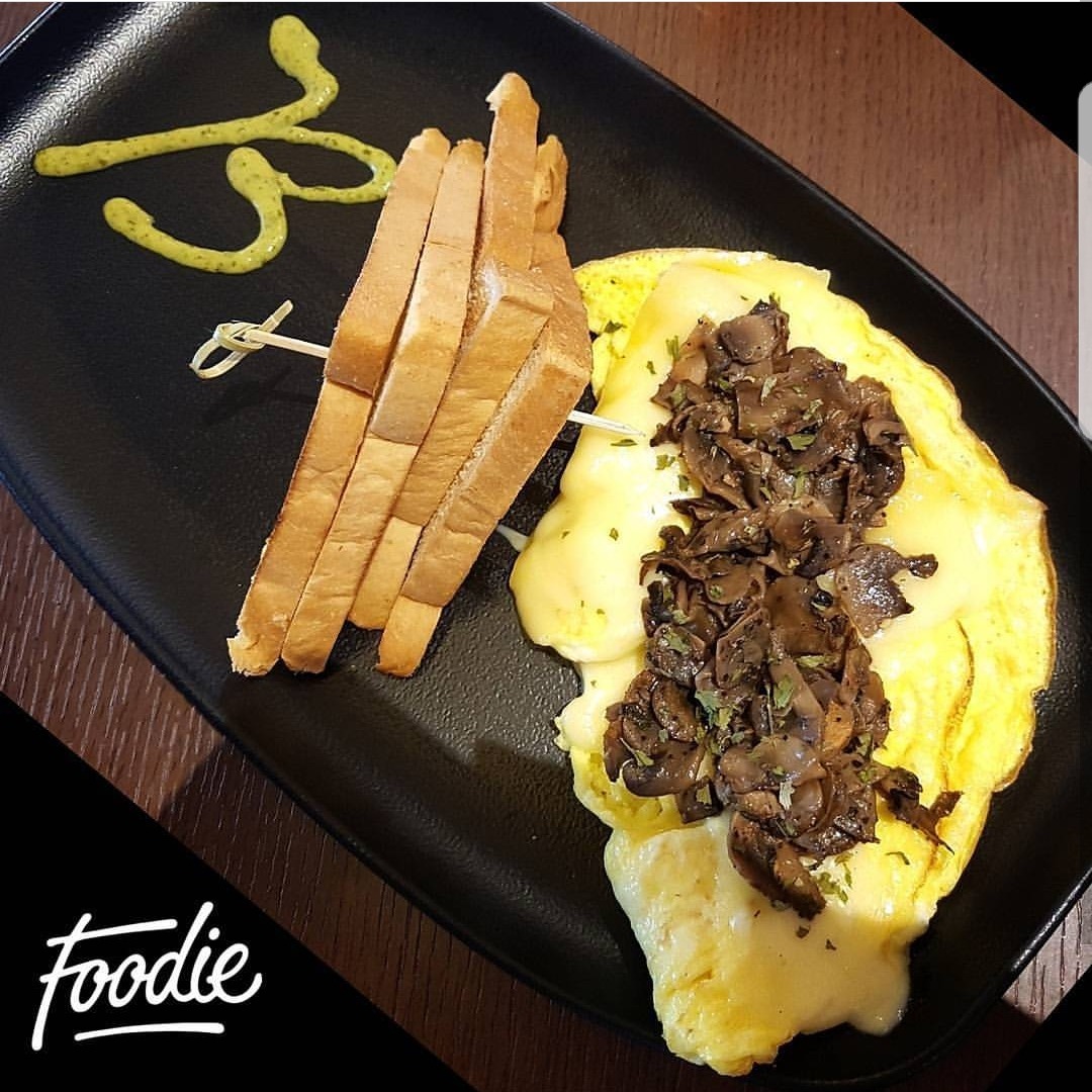 Omlette with cheese & Sauteed mushroom @ بلو برجر - البحرين