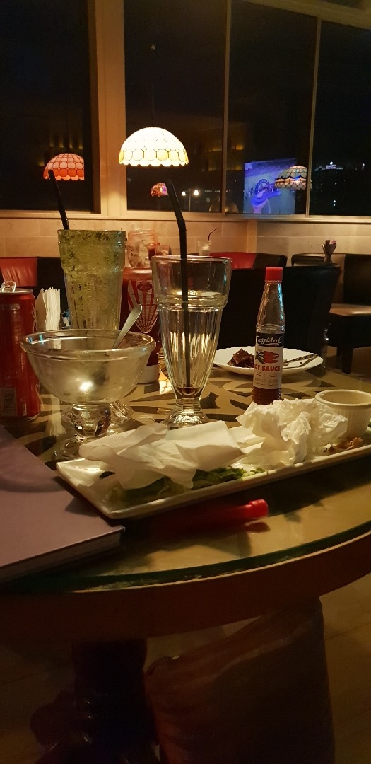 10 mins and counting to get the table cleaned... even after several buzz's... in the end had to go down and personally get some one to clear it up @ كافيه أريزونا - البحرين