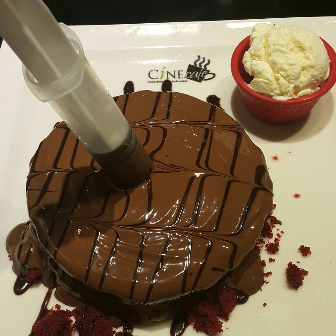 Choco Rich & vanilla icecream 

Content: Nutella + pancake + red velvet cake 
Price: 3.5 Bd
Enough for 2 friends not in diet 😆 @ سيني كافيه - البحرين