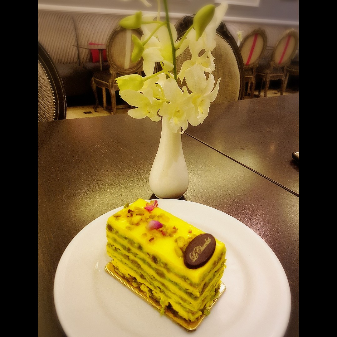 Saffron cake 🍰😋 @ لي شوكولا - البحرين