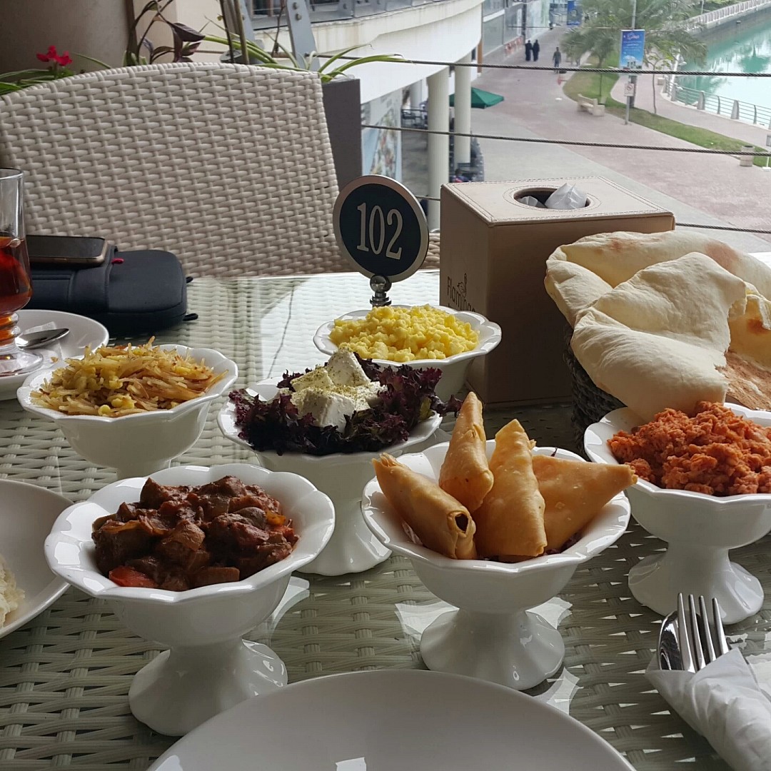 traditional breakfast 👌 @ مطعم ومقهى فلامينجو - البحرين