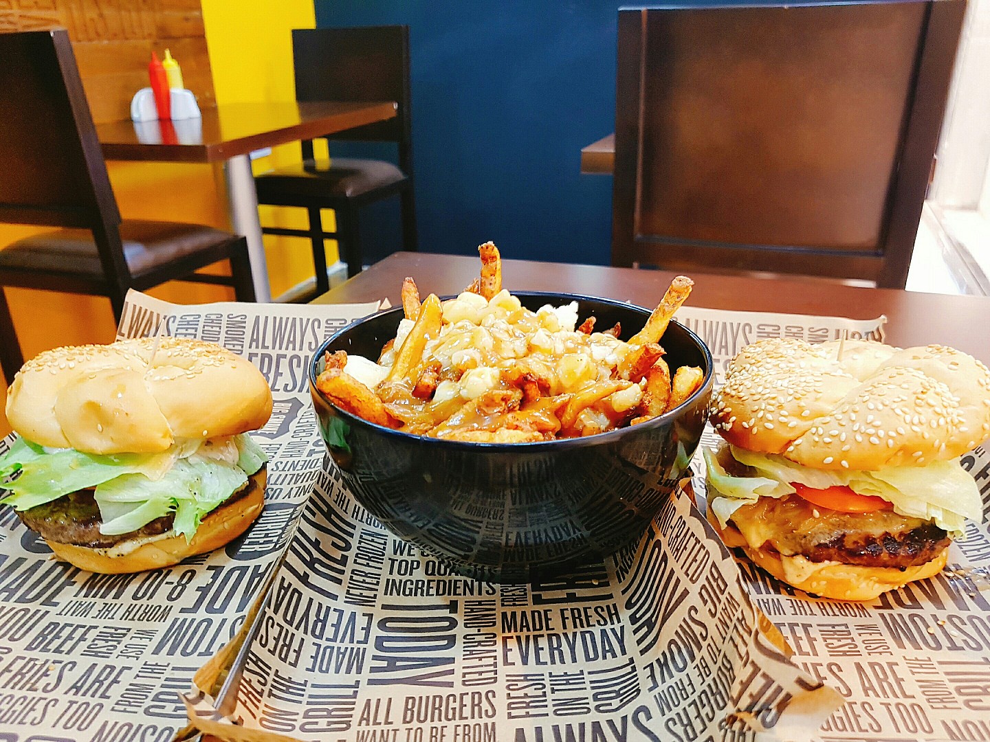 برجر مشوي على اصوله اللحم لذيذ والصوص الخاص طعمه خيال #poutine #bigsmokebuger #craftburger @ بيج سموك برجر - البحرين