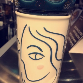 Lock what I found here that amazing mug . The queen of Starbucks cooooooooooool