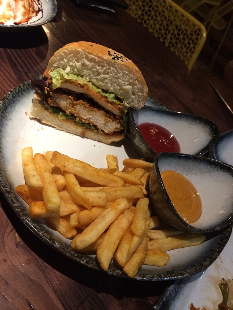Double crispy chicken burger 😍 @ بن بن برغر - البحرين