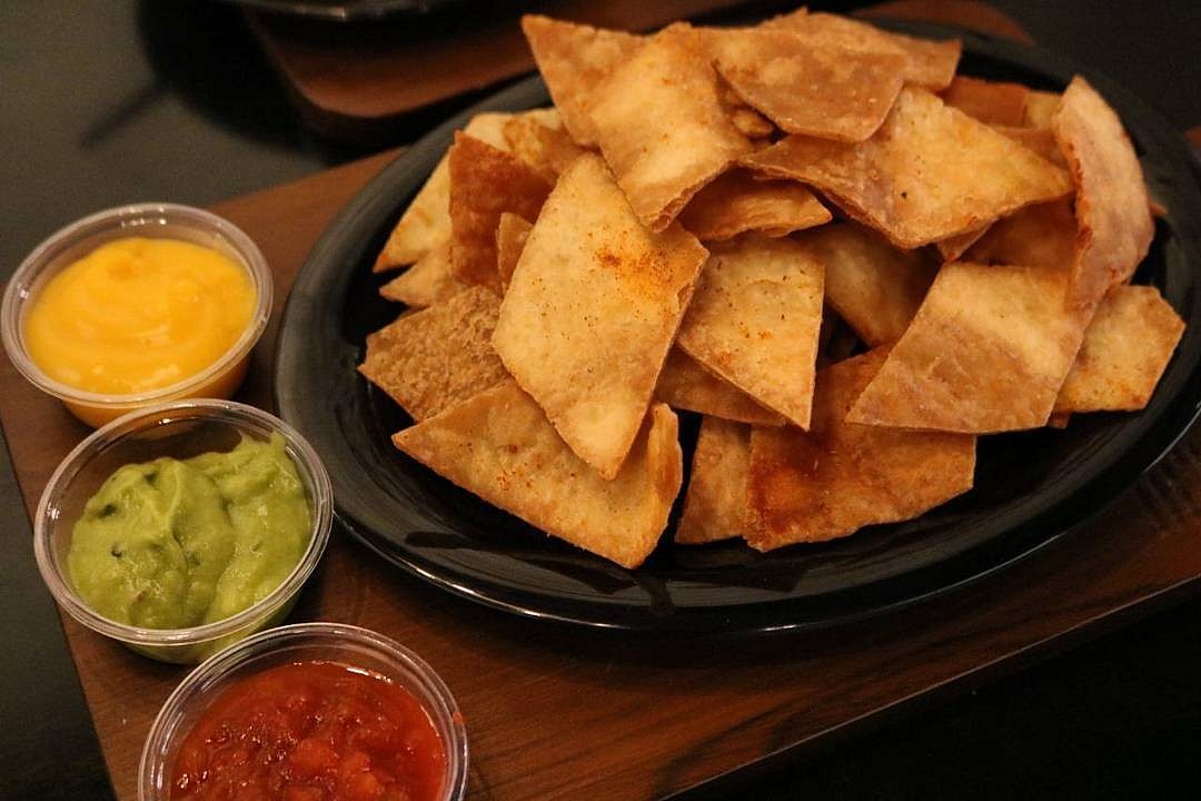 Guac, Cheese, or Salsa to go with your Low Rider Nachos?
.
.
Receive a Bizioner loyalty point with your order 🏆🎁 @ مطعم ساوث سايد - البحرين