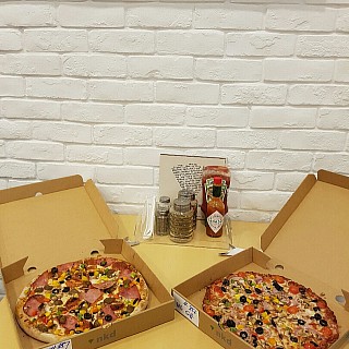 Grean house pizza and omnivore pizza
