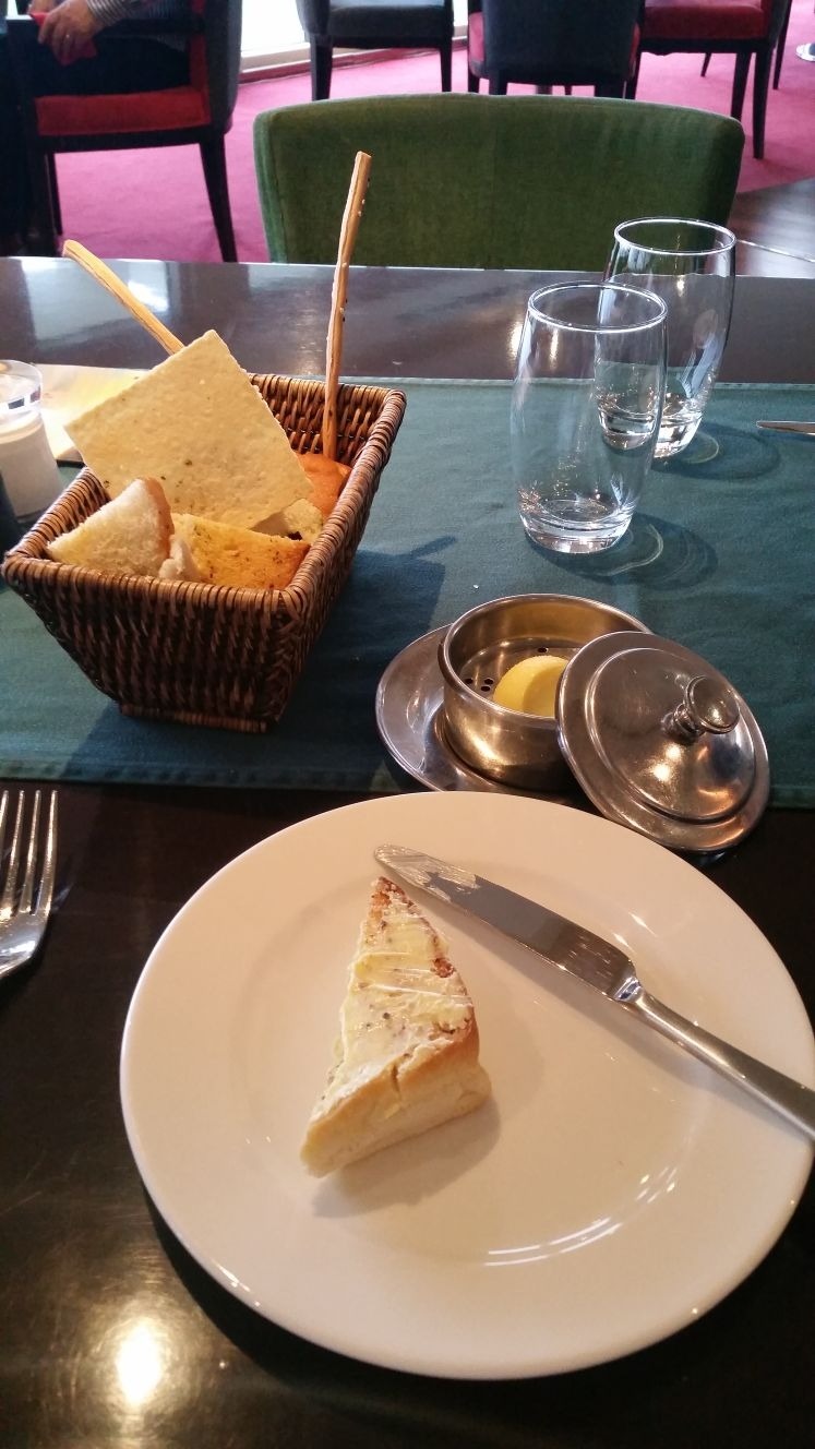 Wine and bread at Links restaurant @ النادي الملكي للغولف - البحرين