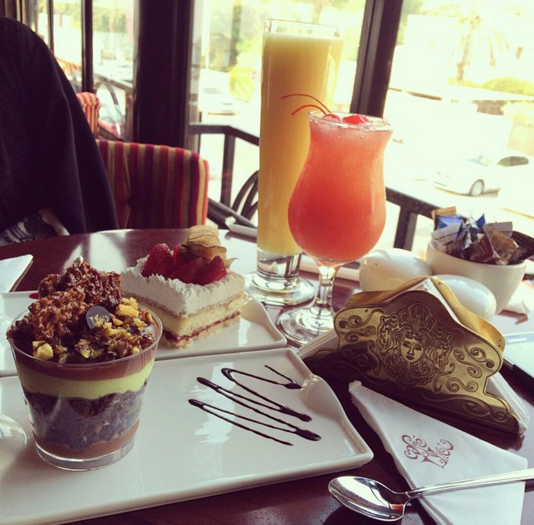 ميلو ميلو وعصير كرز وكيكة الفراوله مع عصير البرتقال #ليلو #العشق @ ليلو كافيه - البحرين